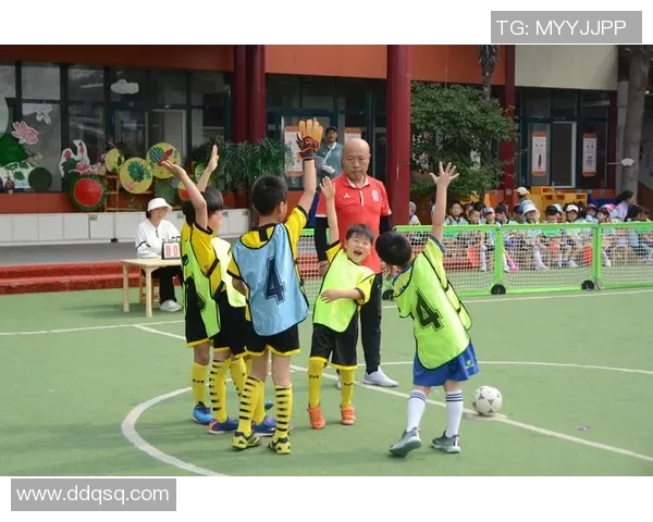 足球明星嚼泡泡糖的趣味瞬间揭示运动与休闲的完美结合