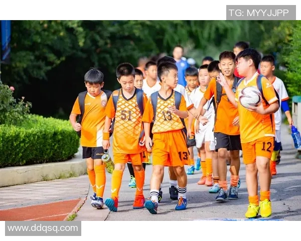 足球明星童年回忆揭秘十大童星成长故事与成就分析